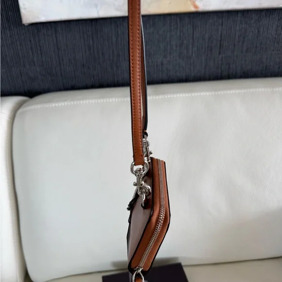 LOW START!! Valentino Garavani wallet V logo on zipper pull with removable strap - Picture 6 of 13